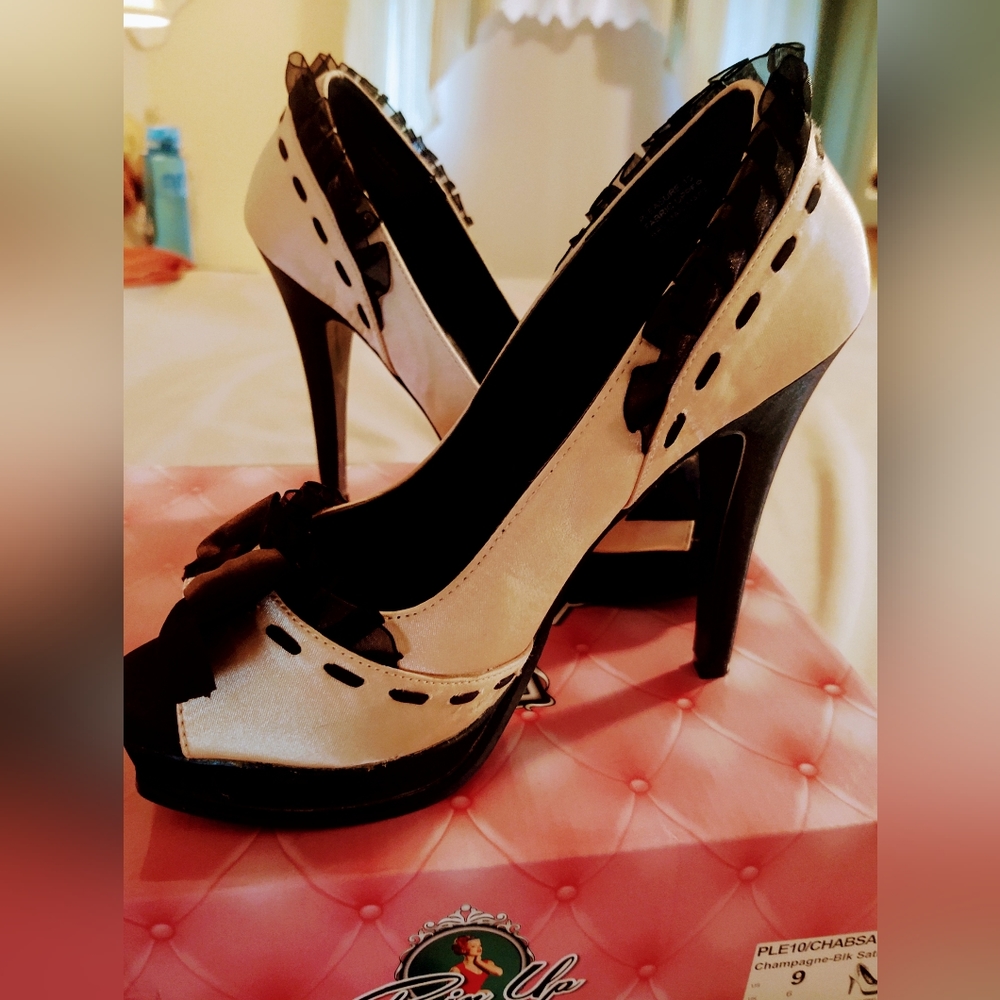 Vintage Style Platform Pumps